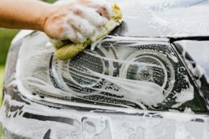 Jak prawidłowo umyć auto krok po kroku – poradnik detailingu
